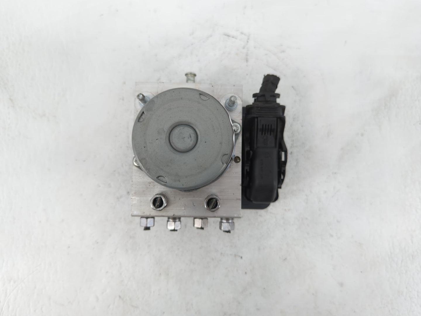 2019 Jeep Cherokee ABS Pump Control Module Replacement P/N:P68287910AG Fits OEM Used Auto Parts - Oemusedautoparts1.com
