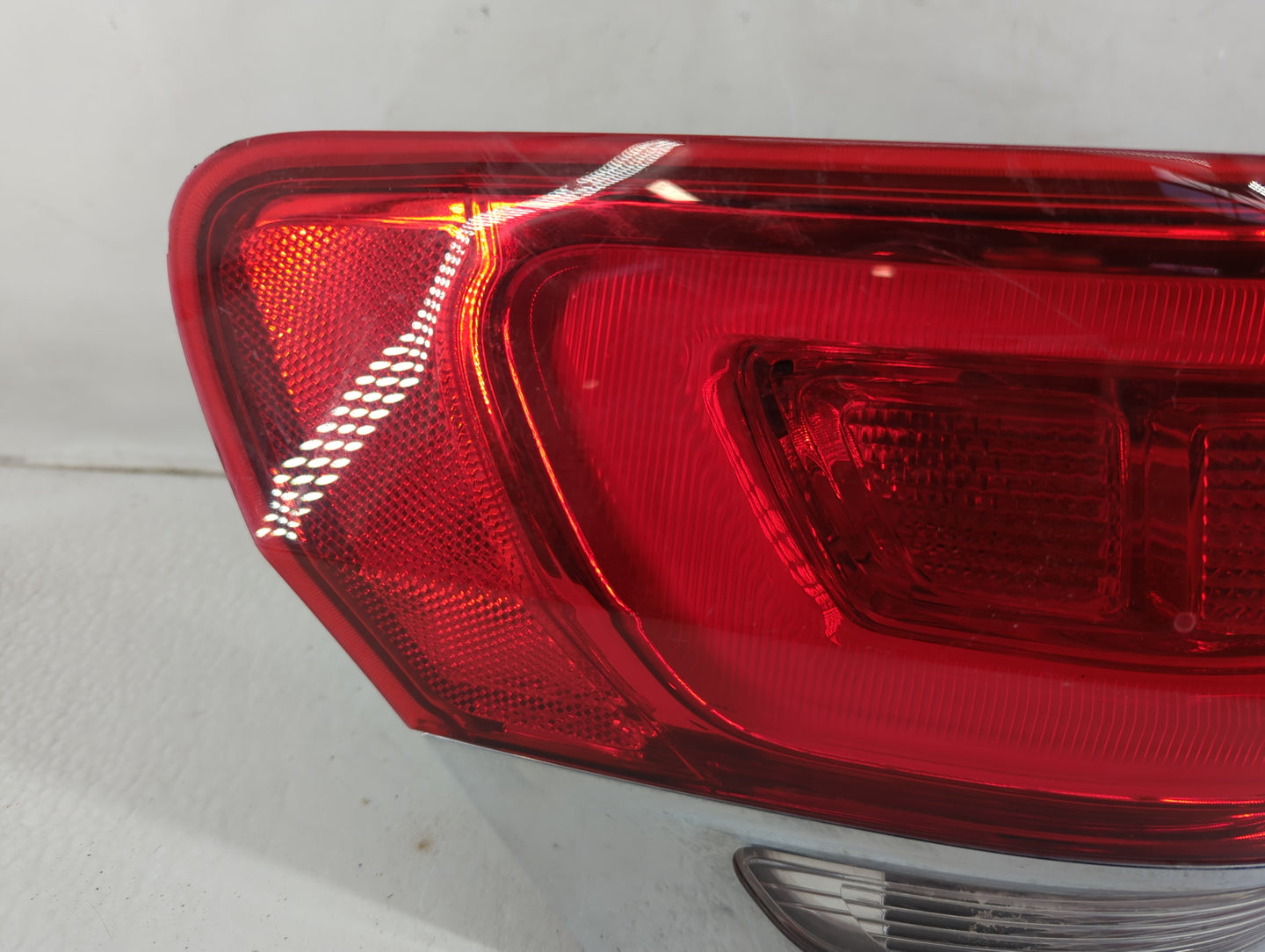 2015-2021 Jeep Grand Cherokee Tail Light Assembly Passenger Right OEM P/N:P68110017AG Fits Fits 2015 2016 2017 2018 2019 202