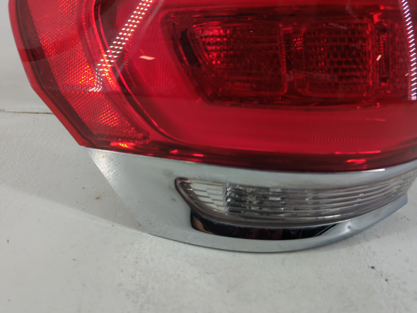 2015-2021 Jeep Grand Cherokee Tail Light Assembly Passenger Right OEM P/N:P68110017AG Fits Fits 2015 2016 2017 2018 2019 202