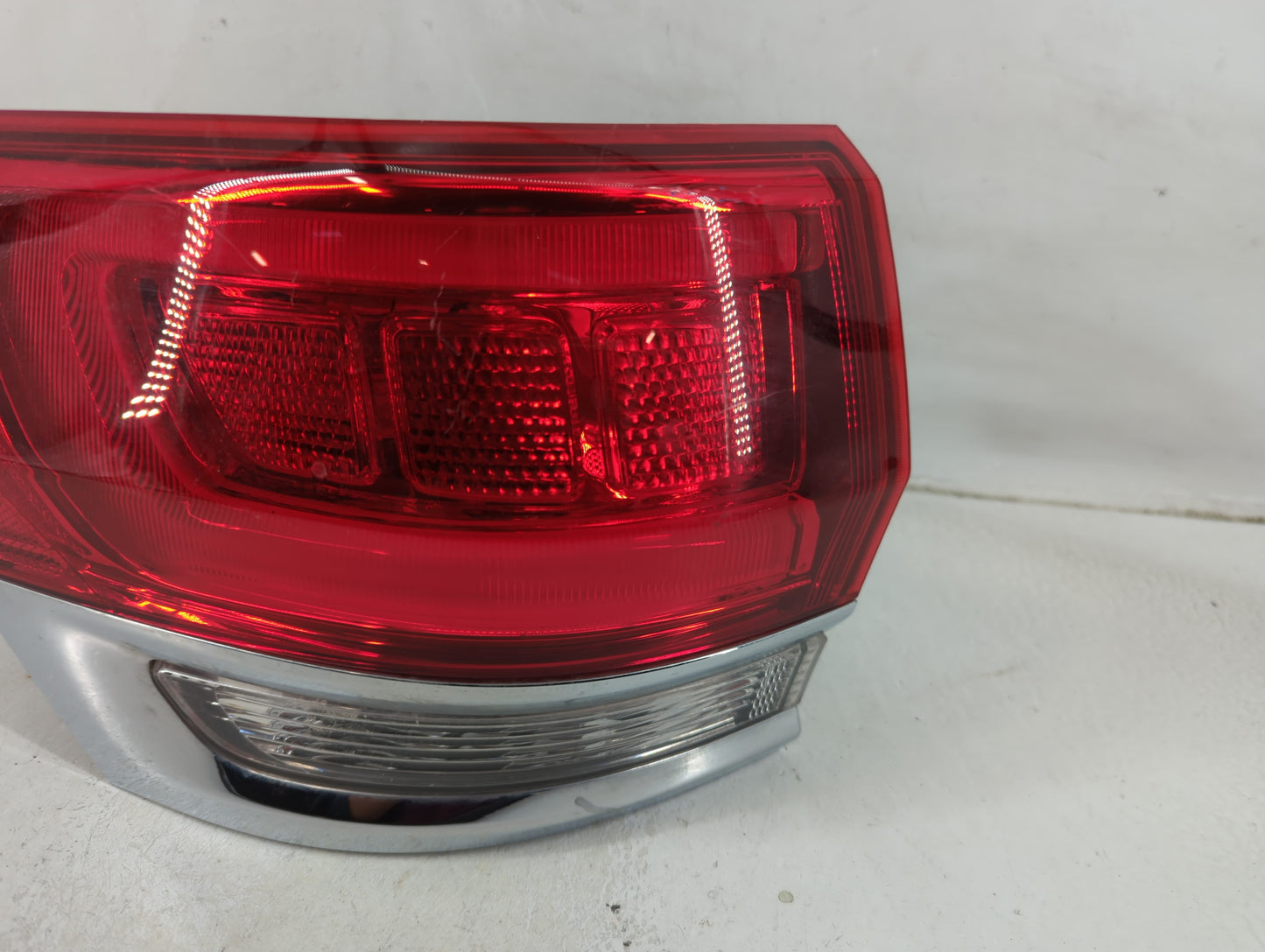 2015-2021 Jeep Grand Cherokee Tail Light Assembly Passenger Right OEM P/N:P68110017AG Fits Fits 2015 2016 2017 2018 2019 202