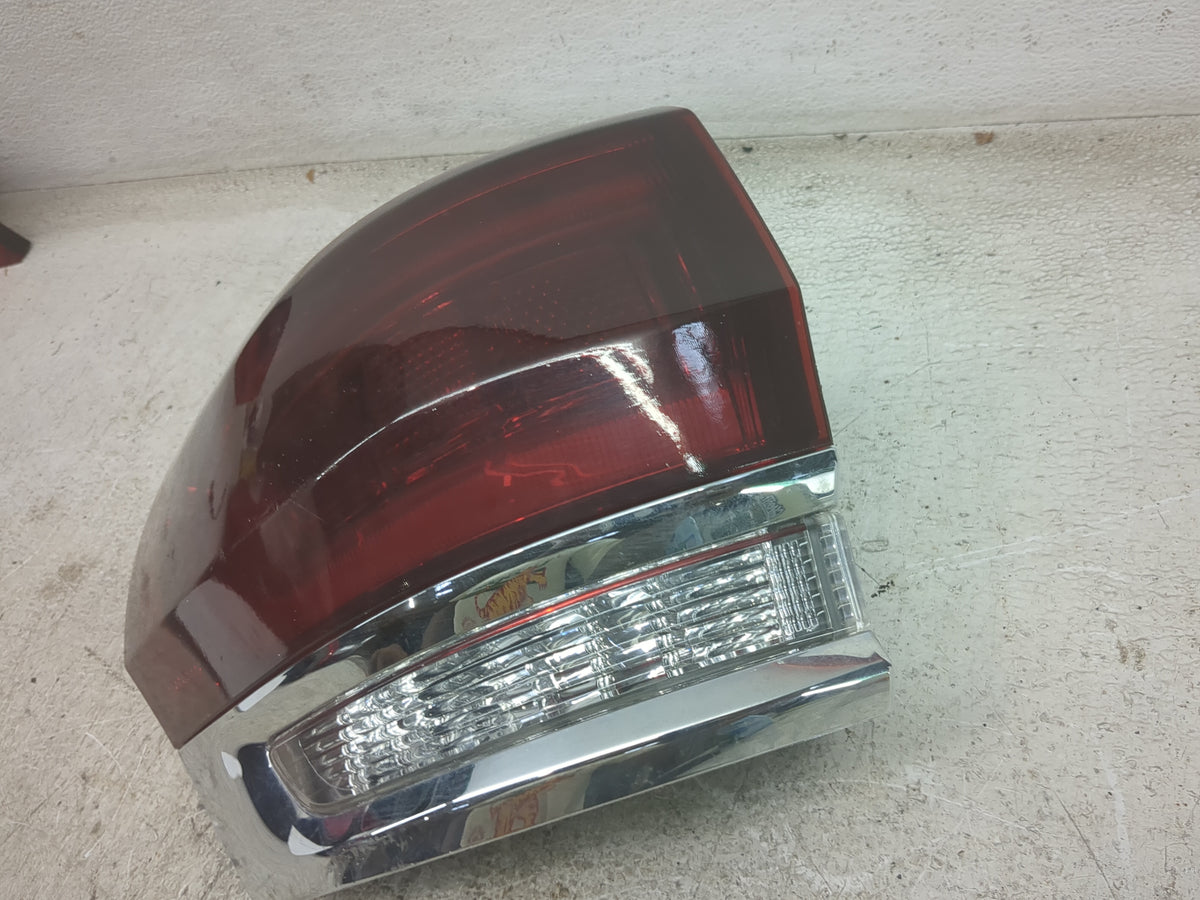 2015-2021 Jeep Grand Cherokee Tail Light Assembly Driver Left OEM P/N:P68110017AG 68110017AG Fits OEM Used Auto Parts - Oemu