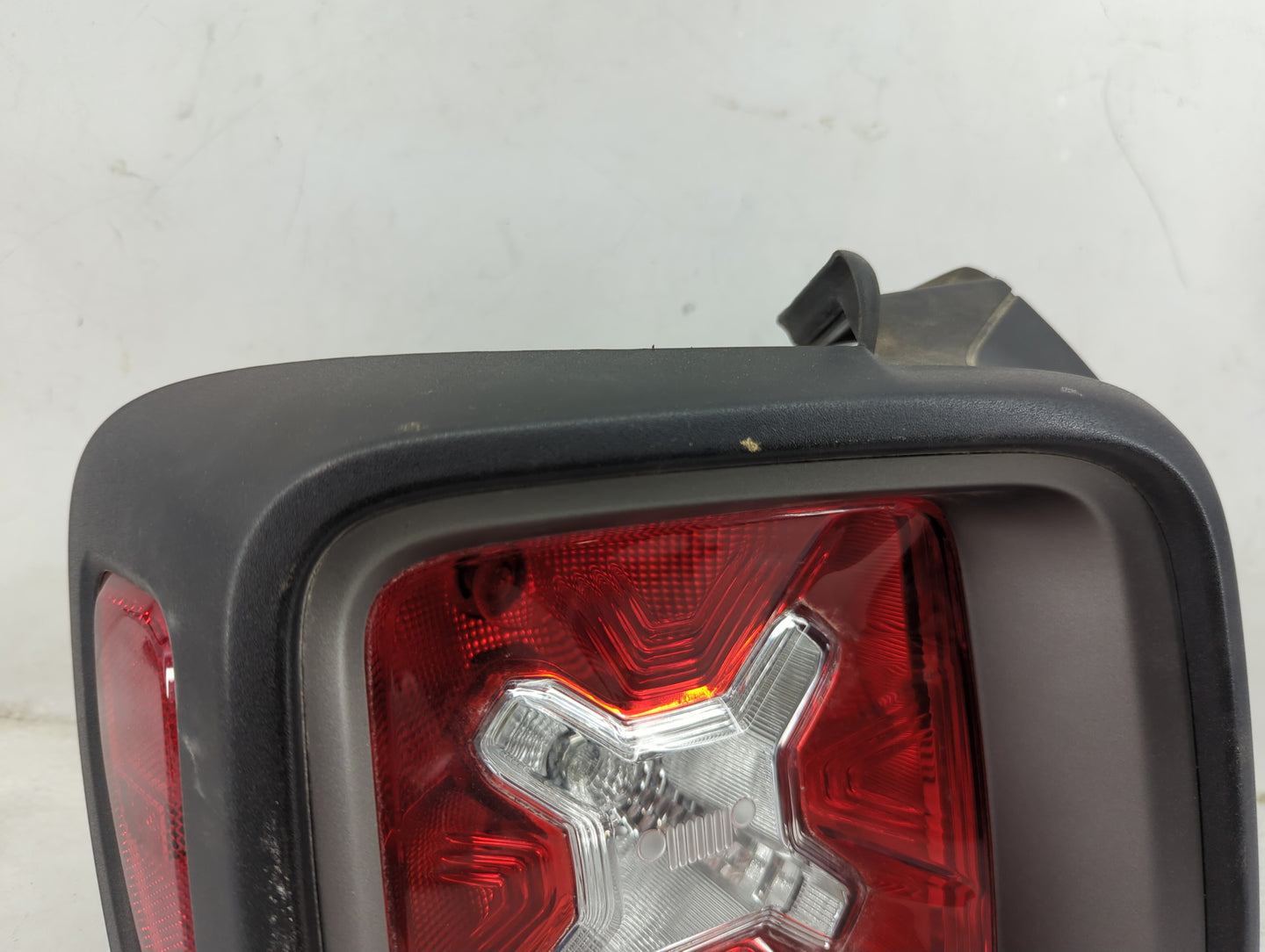 2015-2018 Jeep Renegade Tail Light Assembly Driver Left OEM P/N:52127075 Fits Fits 2015 2016 2017 2018 OEM Used Auto Parts -