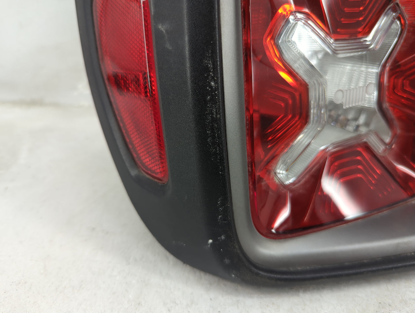 2015-2018 Jeep Renegade Tail Light Assembly Driver Left OEM P/N:52127075 Fits Fits 2015 2016 2017 2018 OEM Used Auto Parts -