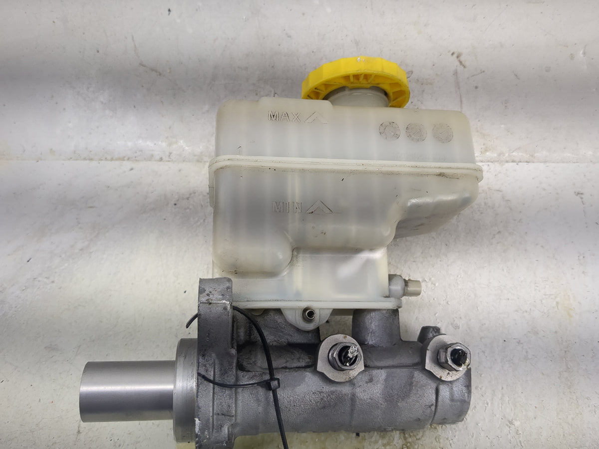 2018-2022 Jeep Wrangler Brake Master Cylinder 1497398 - Oemusedautoparts1.com
