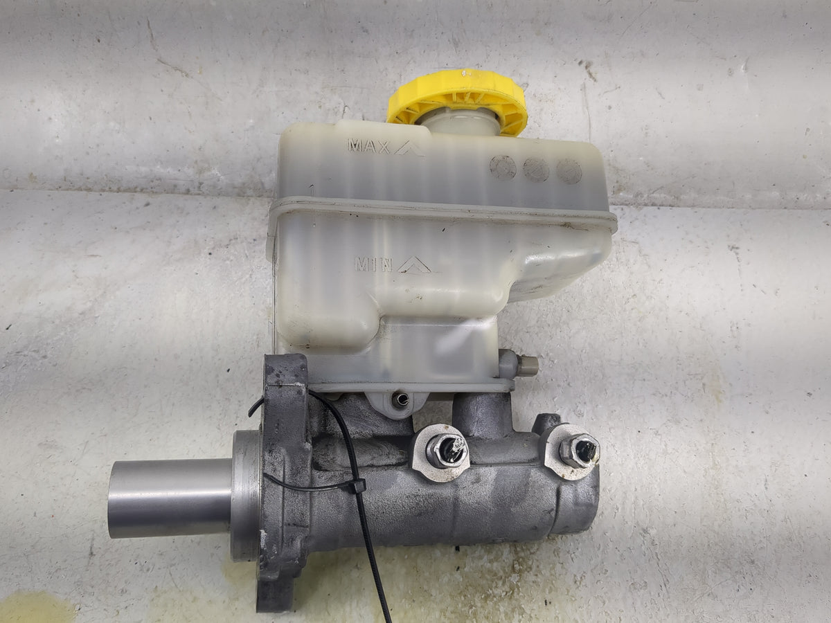 2018-2022 Jeep Wrangler Brake Master Cylinder 1497398 - Oemusedautoparts1.com