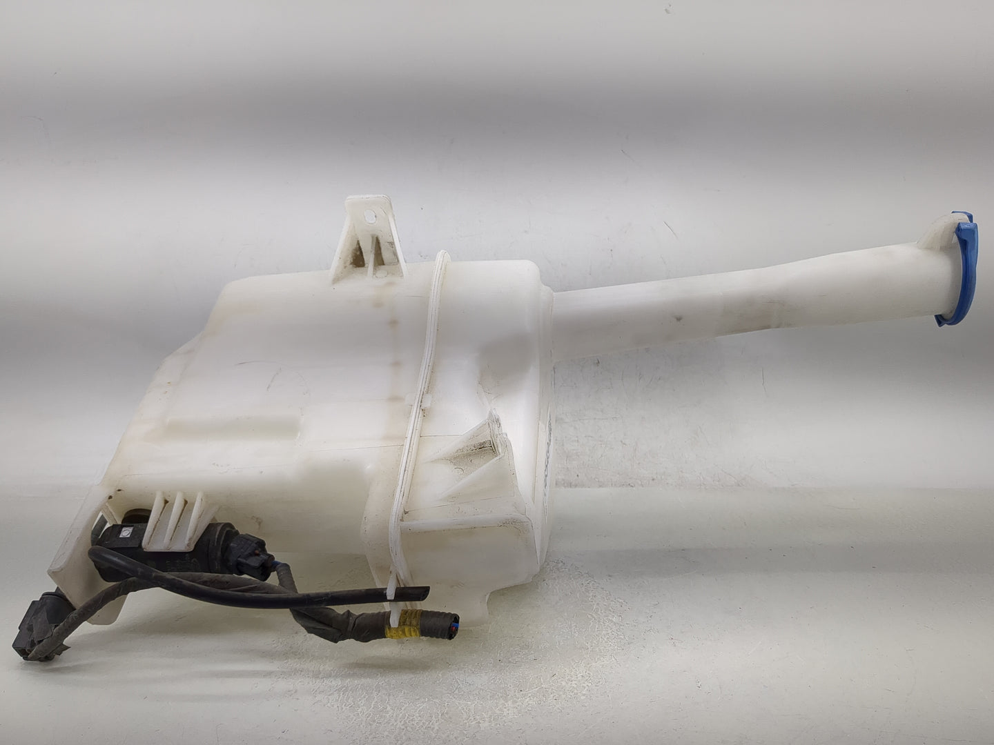 2017-2020 Kia Cadenza Windshield Washer Fluid Reservoir Bottle Oem - Oemusedautoparts1.com