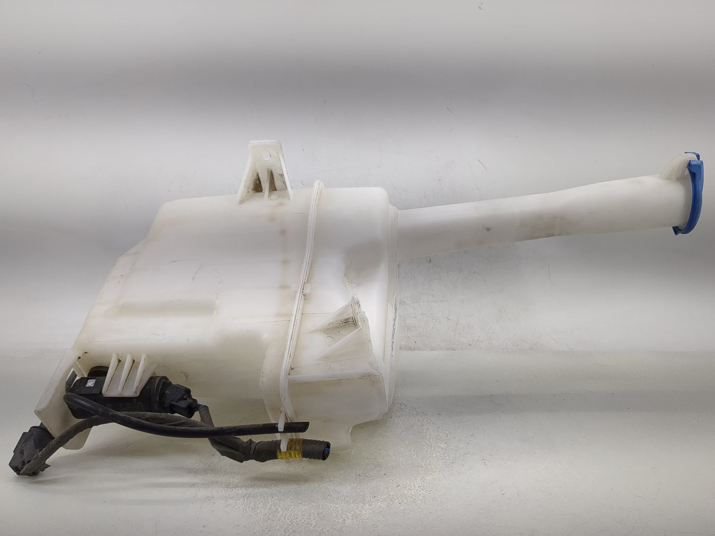 2017-2020 Kia Cadenza Windshield Washer Fluid Reservoir Bottle Oem - Oemusedautoparts1.com