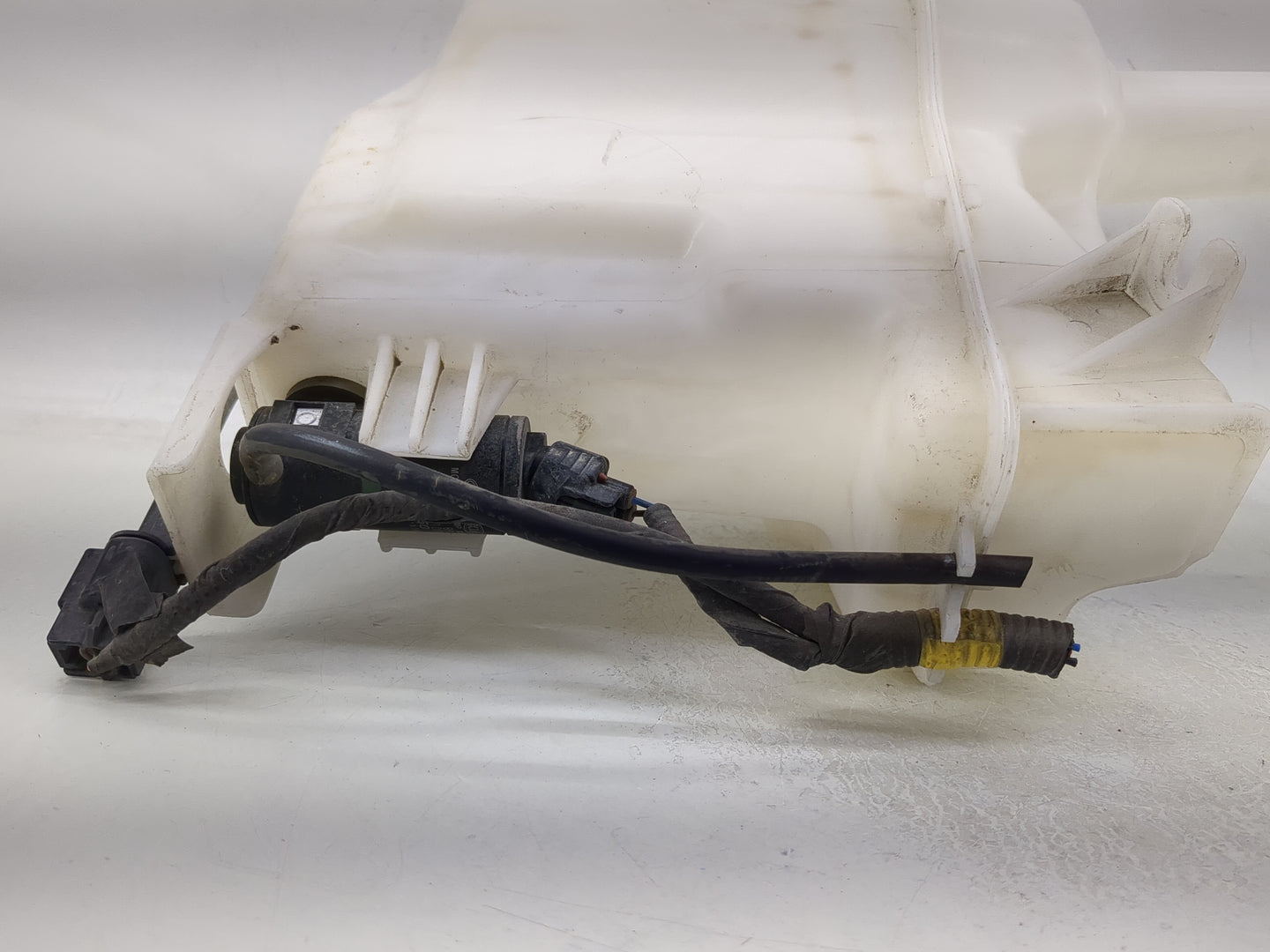 2017-2020 Kia Cadenza Windshield Washer Fluid Reservoir Bottle Oem - Oemusedautoparts1.com