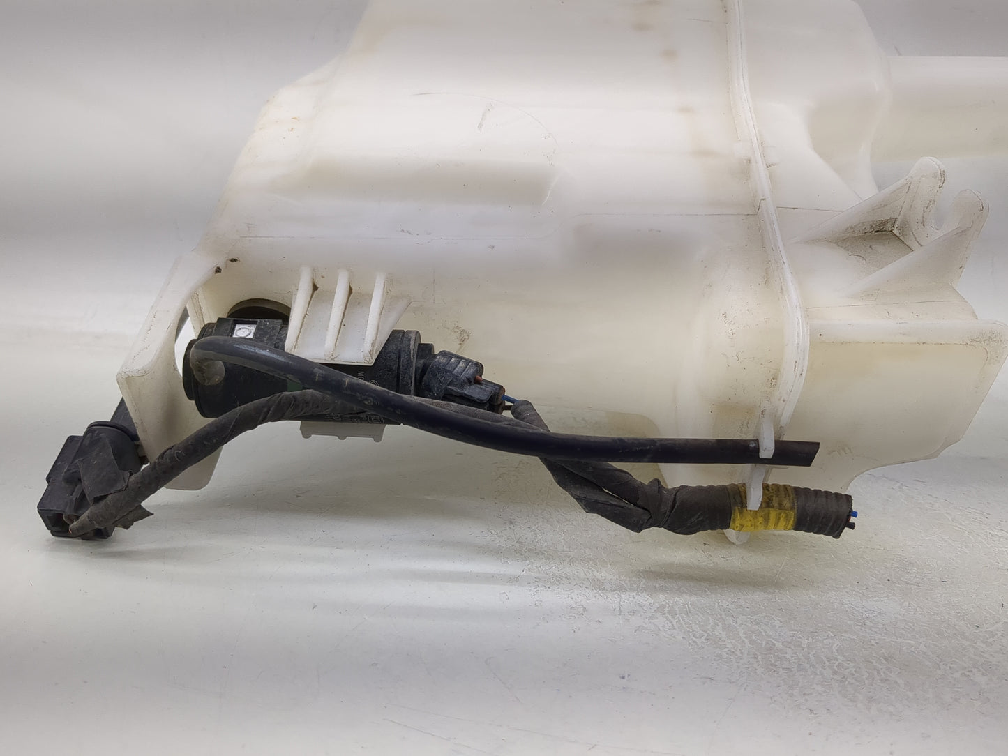 2017-2020 Kia Cadenza Windshield Washer Fluid Reservoir Bottle Oem - Oemusedautoparts1.com