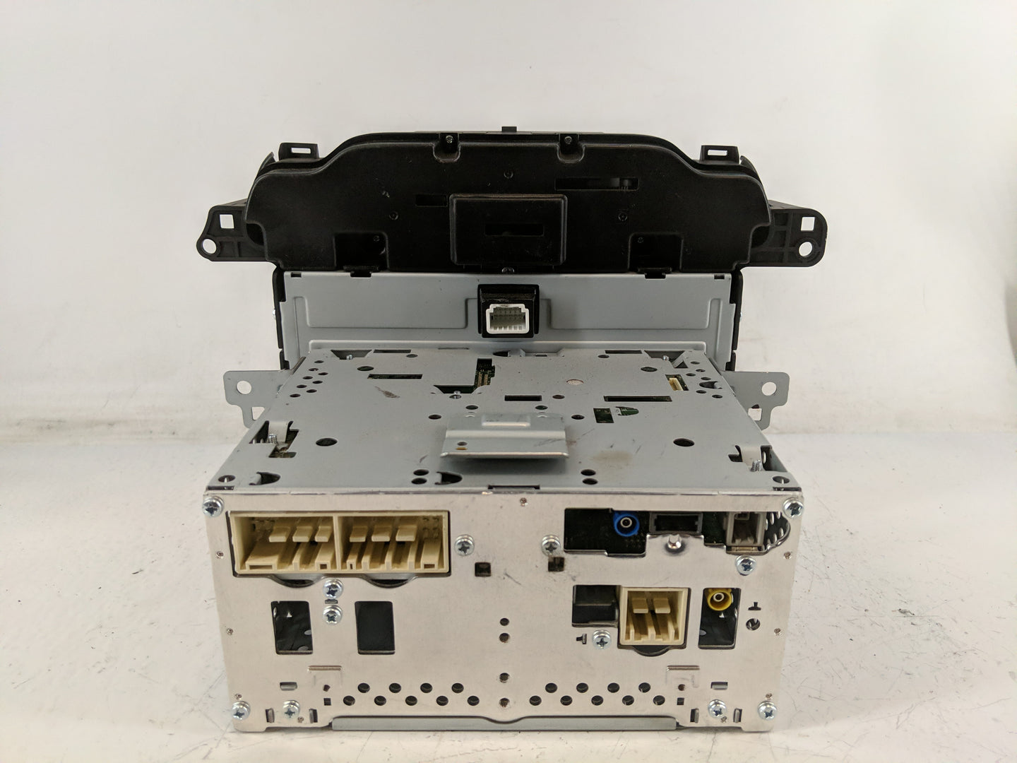 2017-2019 Kia Niro Radio AM FM Cd Player Receiver Replacement P/N:96160-G5010 Fits Fits 2017 2018 2019 OEM Used Auto Parts -