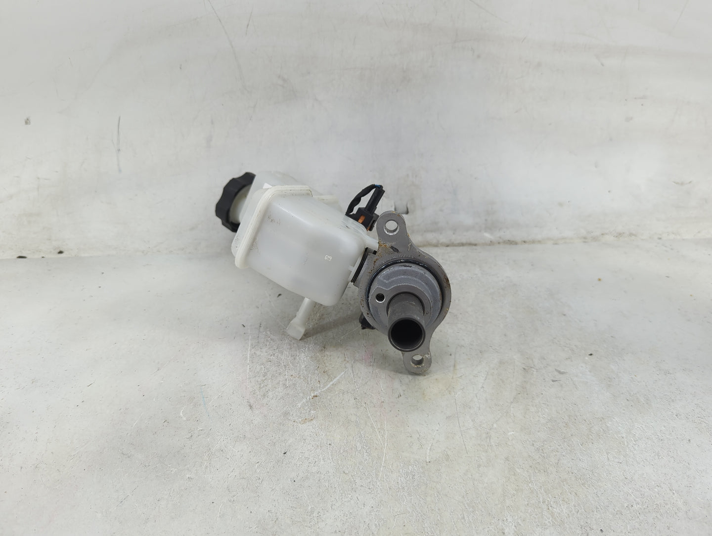 2016-2020 Kia Optima Brake Master Cylinder 1489069 - Oemusedautoparts1.com