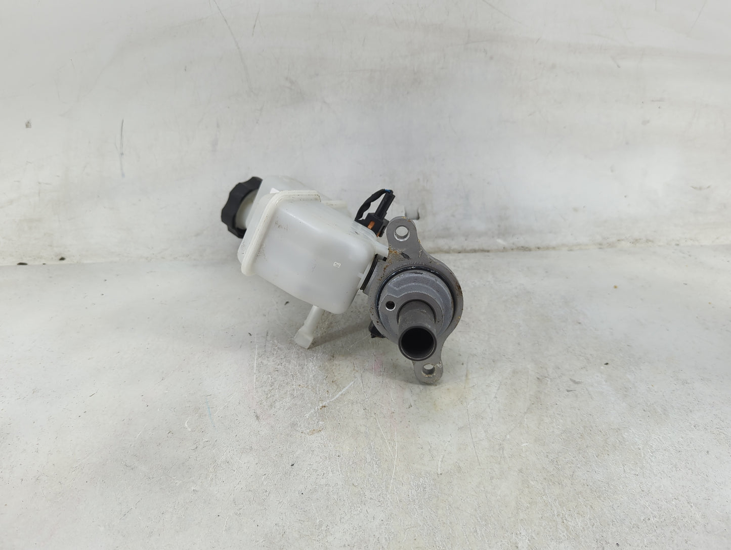 2016-2020 Kia Optima Brake Master Cylinder 1489069 - Oemusedautoparts1.com