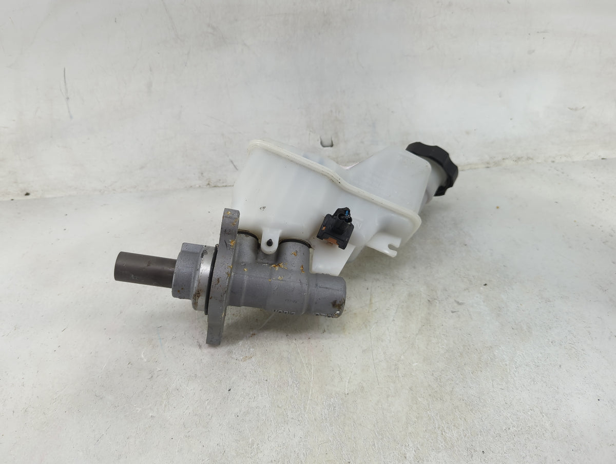 2016-2020 Kia Optima Brake Master Cylinder 1489069 - Oemusedautoparts1.com