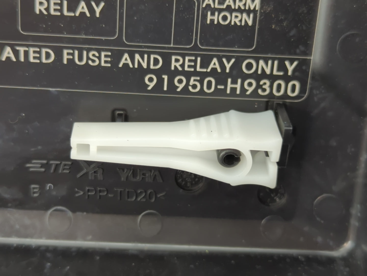 2018-2019 Kia Rio Fusebox Fuse Box Panel Relay Module P/N:91950-H9300 Fits Fits 2018 2019 OEM Used Auto Parts - Oemusedautop