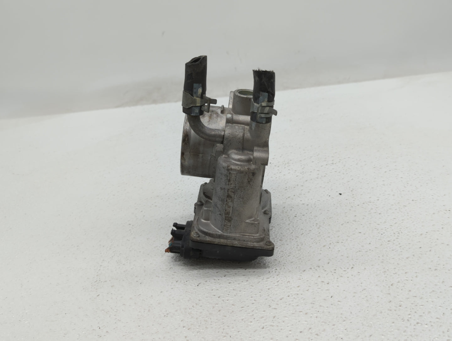 2012-2019 Kia Rio Throttle Body P/N:35100-2B300 Fits Fits 2012 2013 2014 2015 2016 2017 2018 2019 OEM Used Auto Parts - Oemu