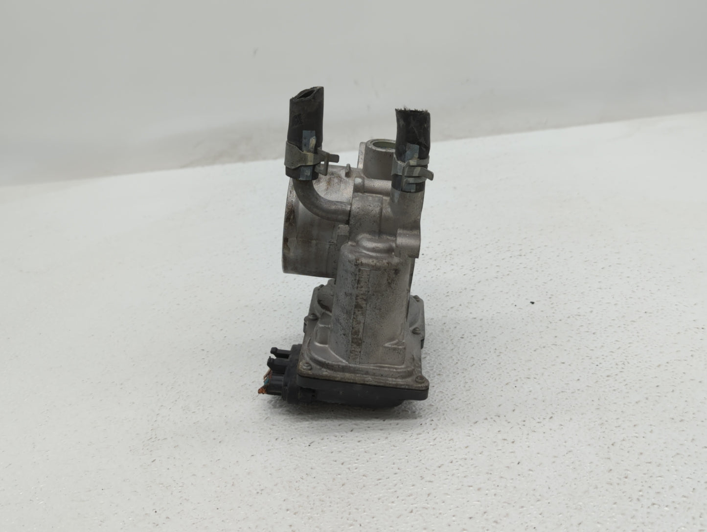 2012-2019 Kia Rio Throttle Body P/N:35100-2B300 Fits Fits 2012 2013 2014 2015 2016 2017 2018 2019 OEM Used Auto Parts - Oemu