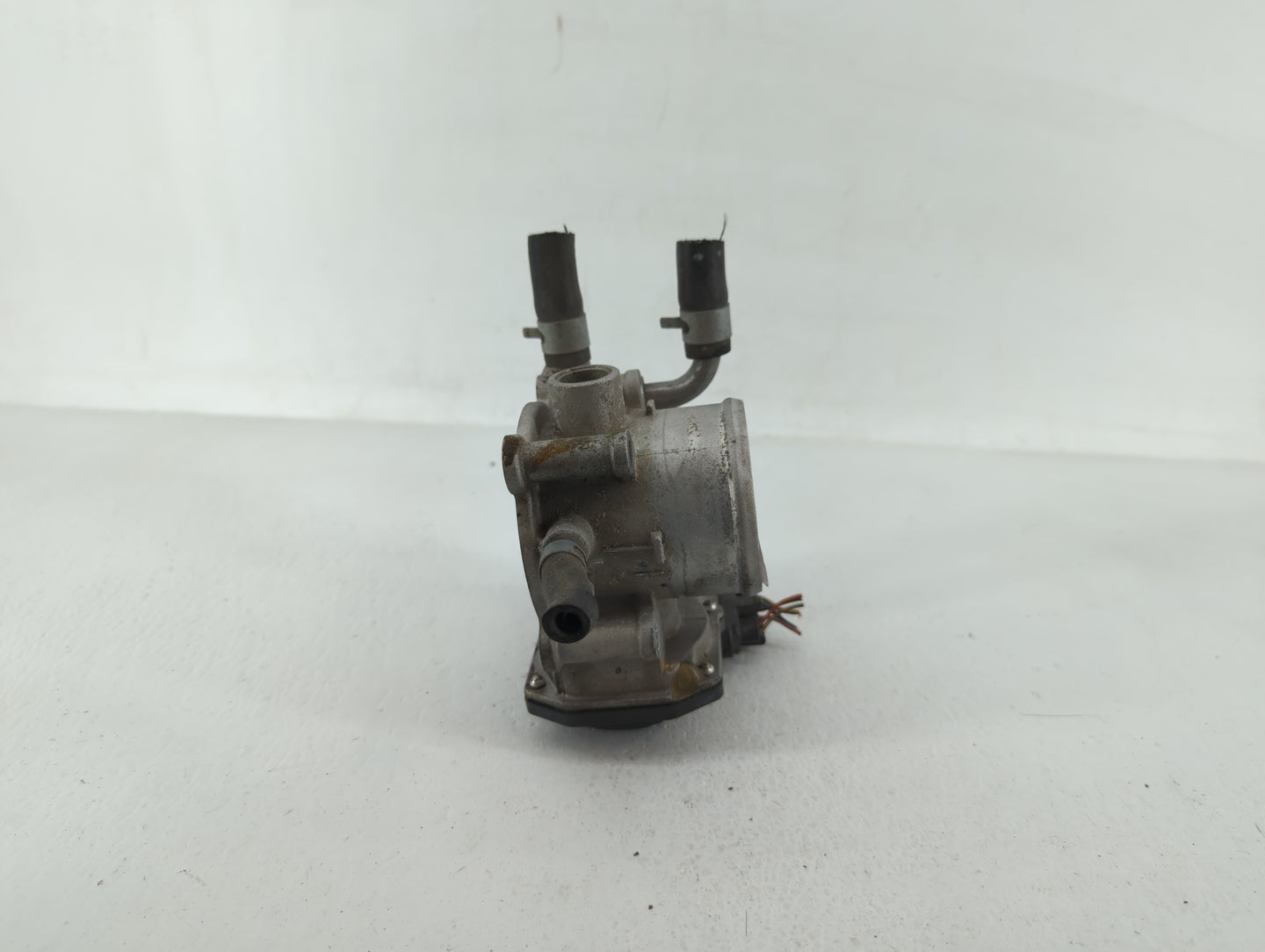 2012-2019 Kia Rio Throttle Body P/N:35100-2B300 Fits Fits 2012 2013 2014 2015 2016 2017 2018 2019 OEM Used Auto Parts - Oemu