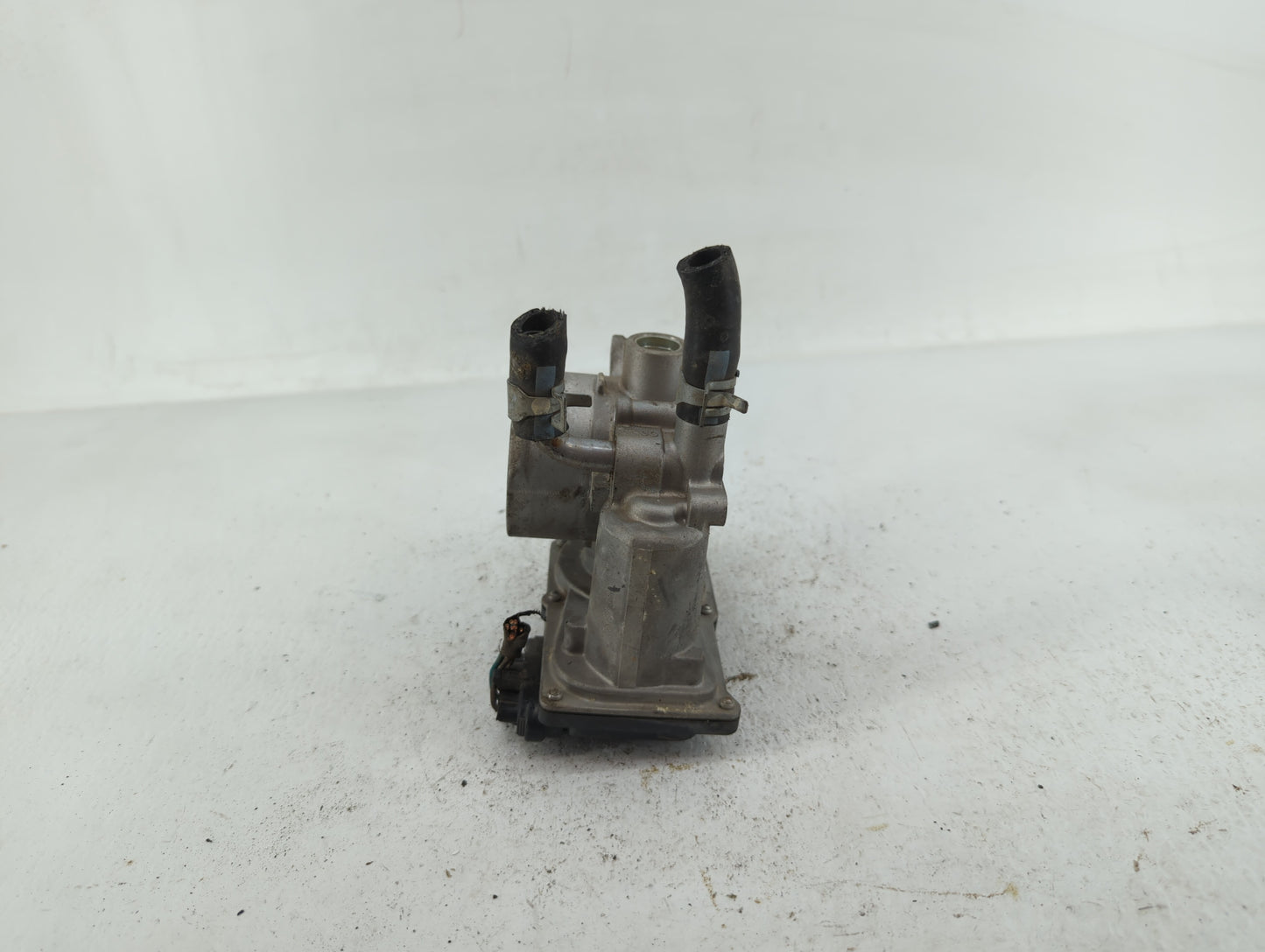 2012-2019 Kia Rio Throttle Body P/N:35100-2B300 Fits Fits 2012 2013 2014 2015 2016 2017 2018 2019 OEM Used Auto Parts - Oemu