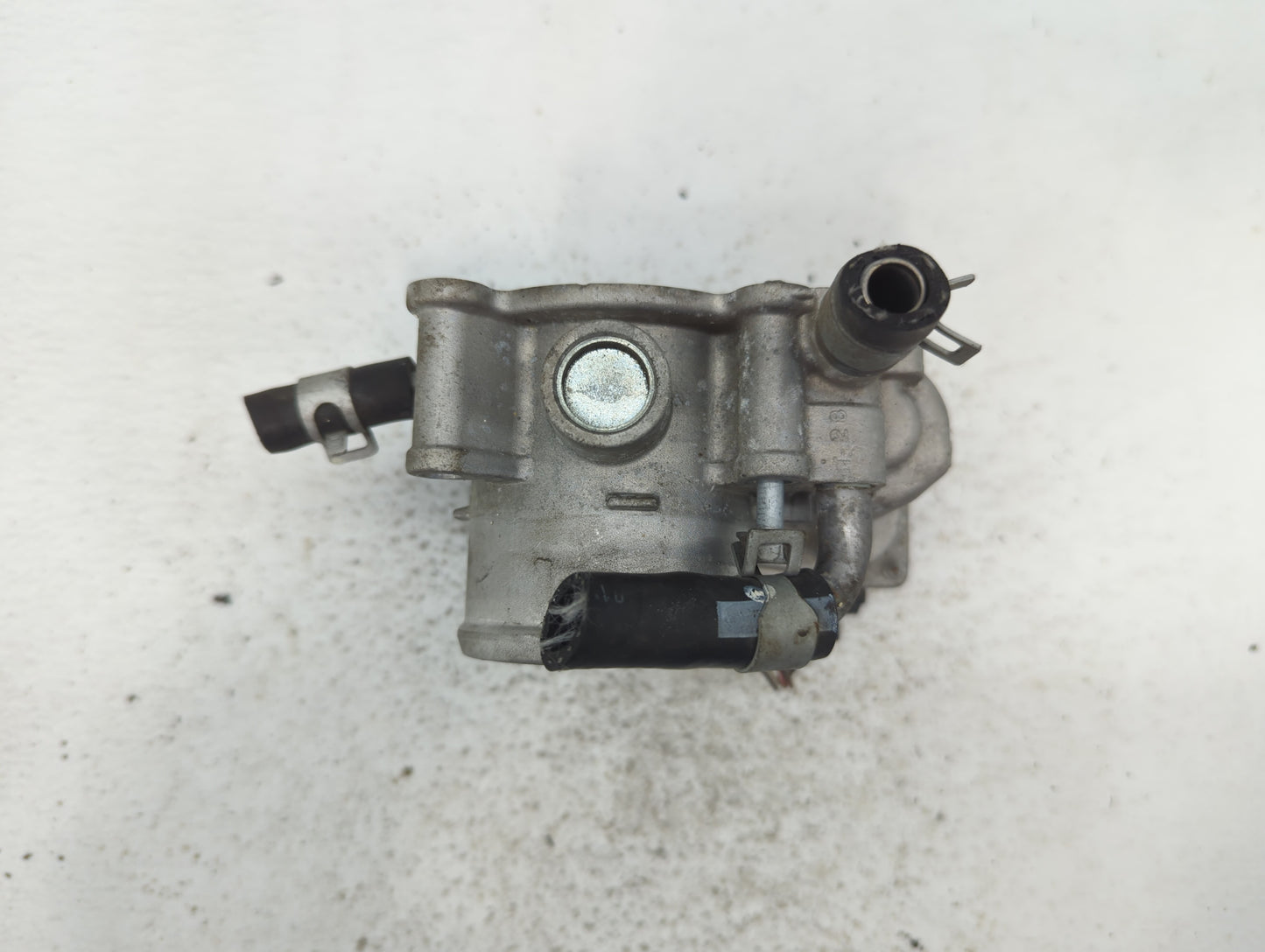 2012-2019 Kia Rio Throttle Body P/N:35100-2B370 Fits Fits 2012 2013 2014 2015 2016 2017 2018 2019 OEM Used Auto Parts - Oemu