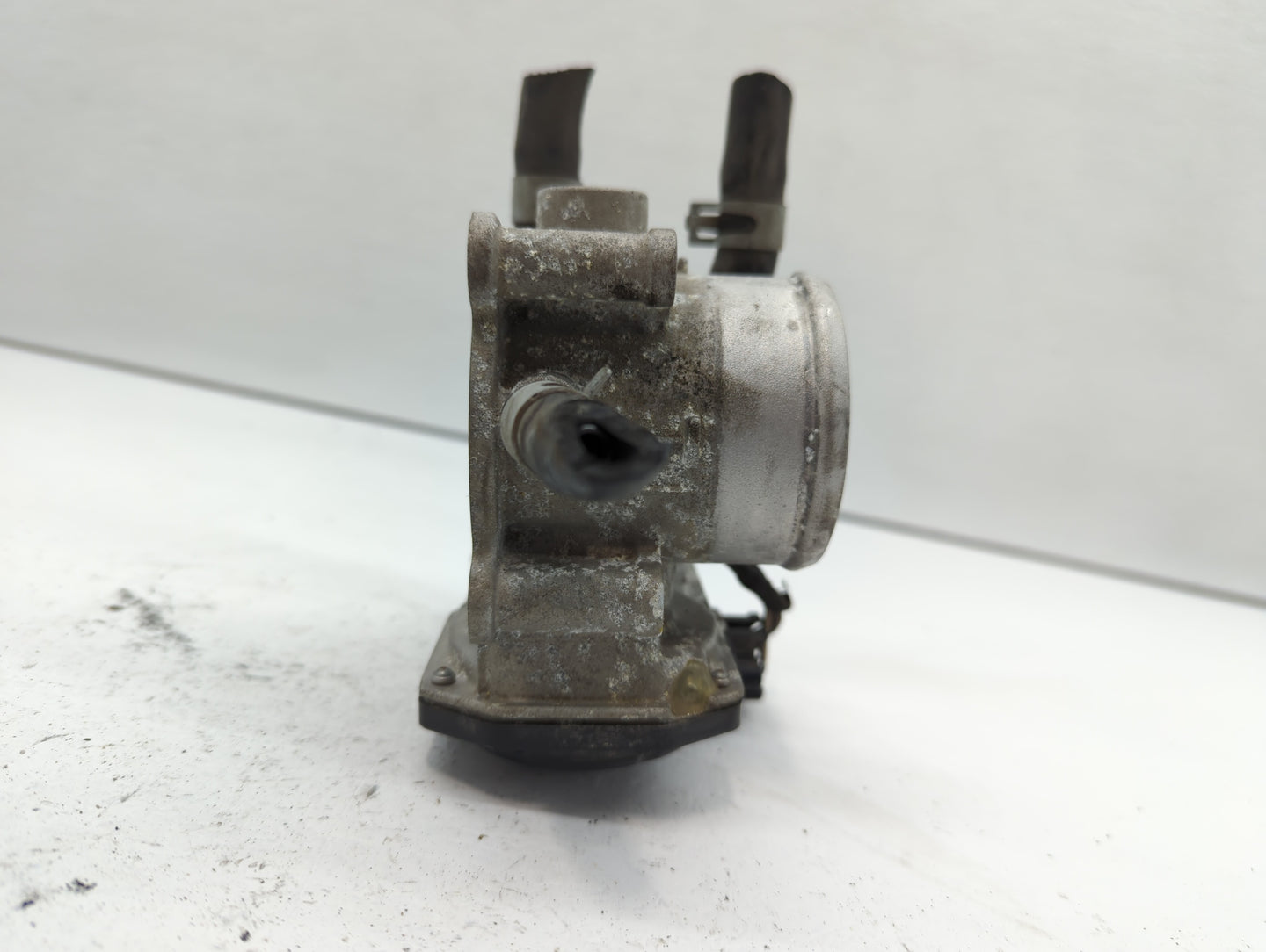 2012-2019 Kia Rio Throttle Body P/N:35100-2B300 Fits Fits 2012 2013 2014 2015 2016 2017 2018 2019 OEM Used Auto Parts - Oemu