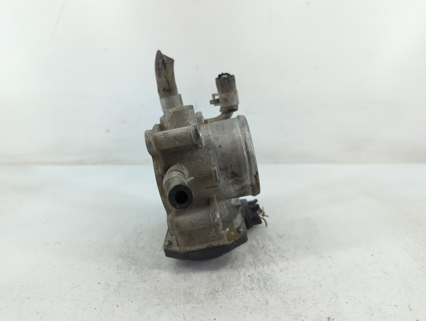 2012-2019 Kia Rio Throttle Body P/N:35100-2B300 Fits Fits 2012 2013 2014 2015 2016 2017 2018 2019 OEM Used Auto Parts - Oemu