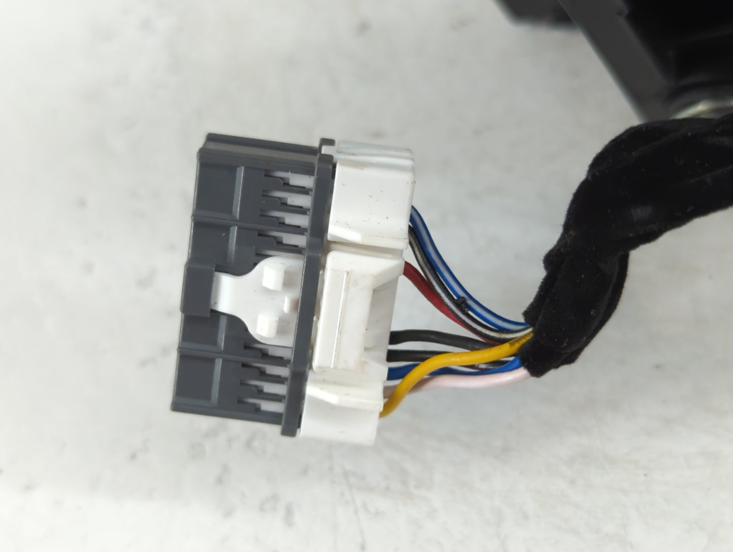 2017-2020 Kia Sorento Driver Side View Mirror - Left Door Mirror OEM Used - Oemusedautoparts1.com