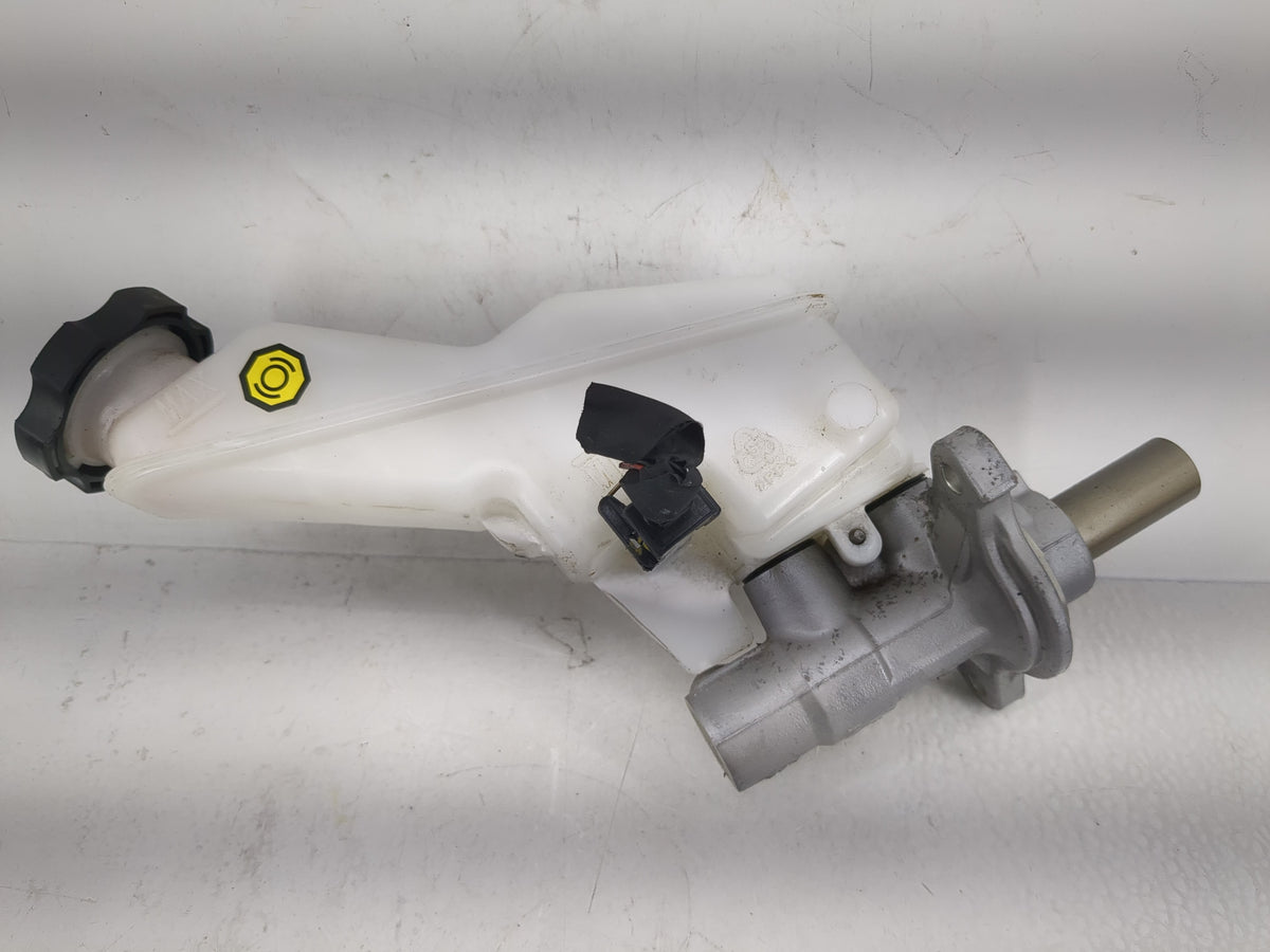 2016-2020 Kia Sorento Brake Master Cylinder 1220665 - Oemusedautoparts1.com