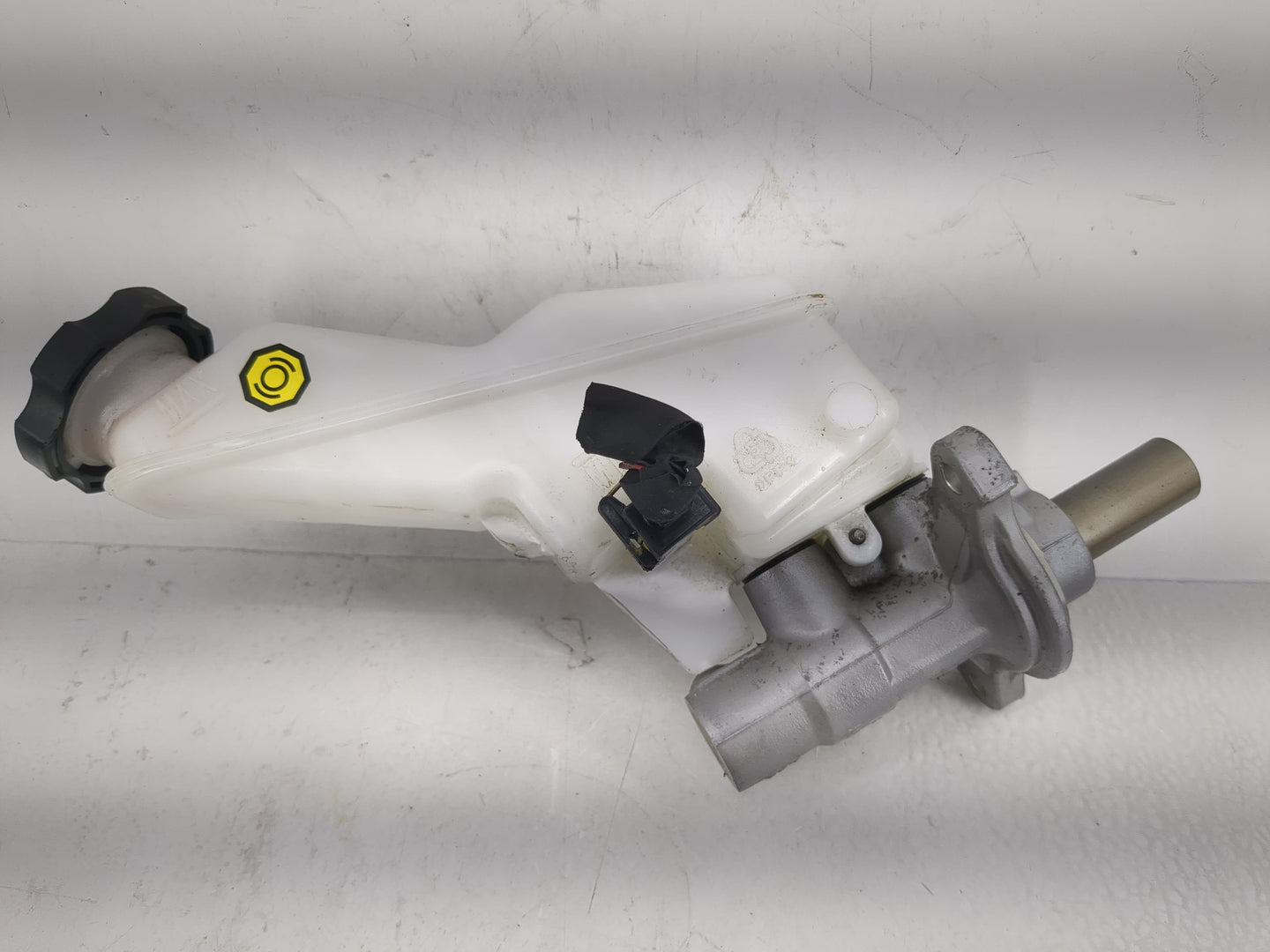 2016-2020 Kia Sorento Brake Master Cylinder 1220665 - Oemusedautoparts1.com
