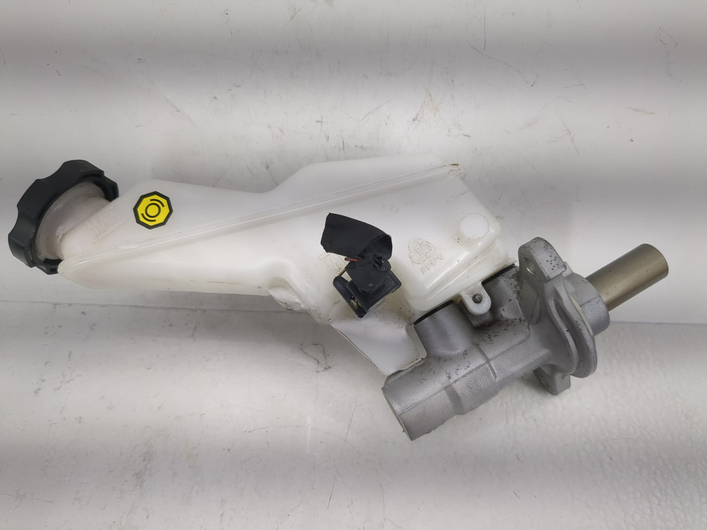 2016-2020 Kia Sorento Brake Master Cylinder 1220665 - Oemusedautoparts1.com