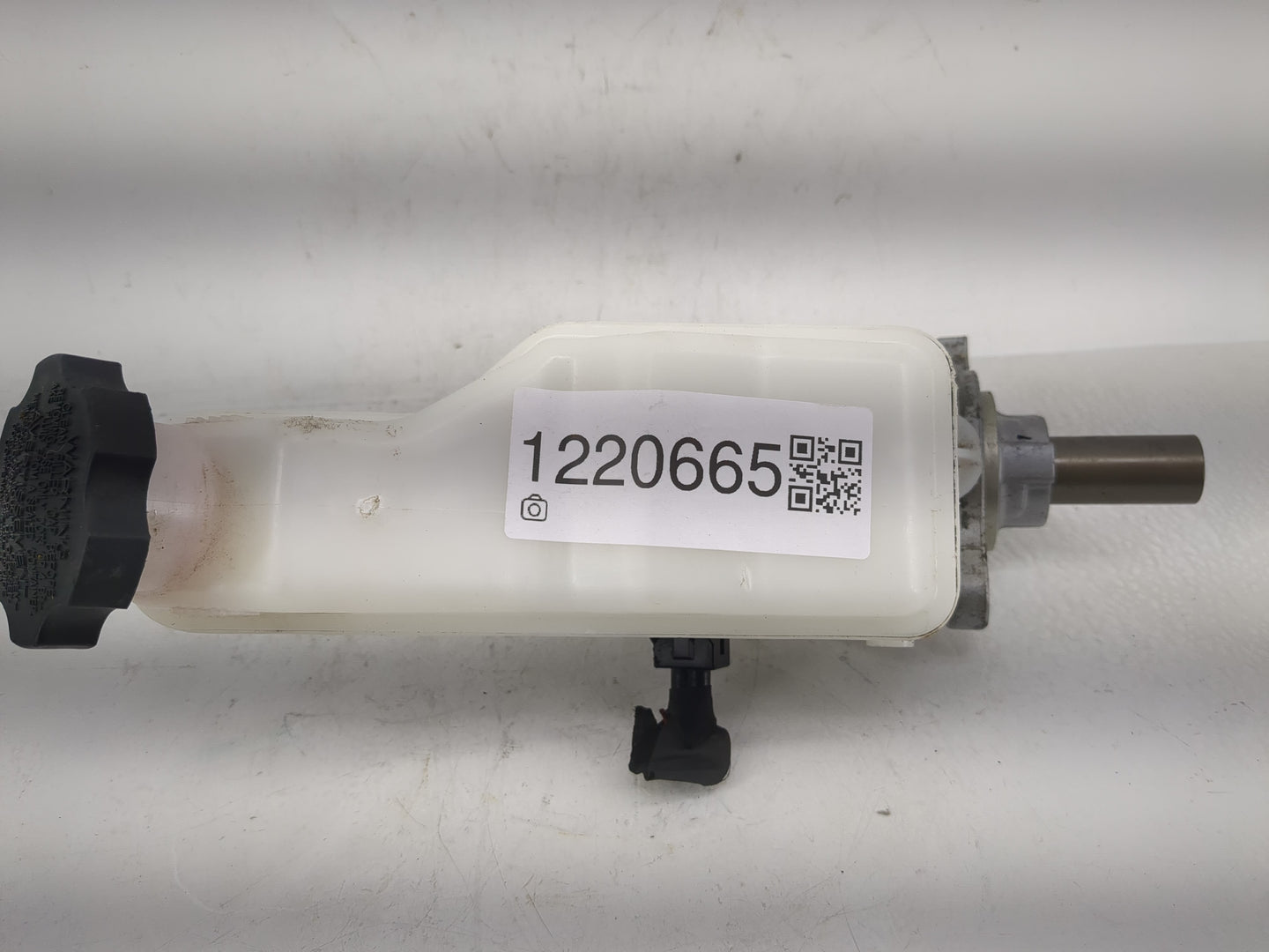 2016-2020 Kia Sorento Brake Master Cylinder 1220665 - Oemusedautoparts1.com