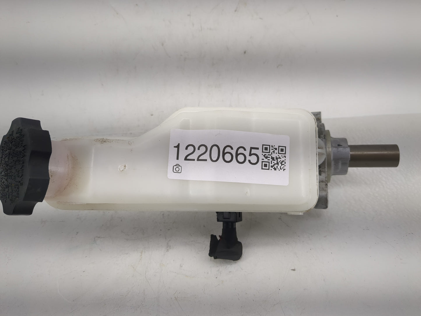 2016-2020 Kia Sorento Brake Master Cylinder 1220665 - Oemusedautoparts1.com