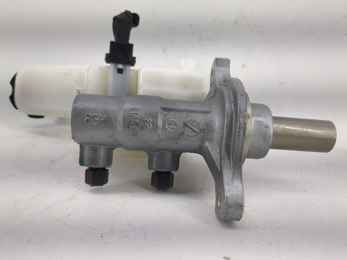 2016-2020 Kia Sorento Brake Master Cylinder 1220665 - Oemusedautoparts1.com