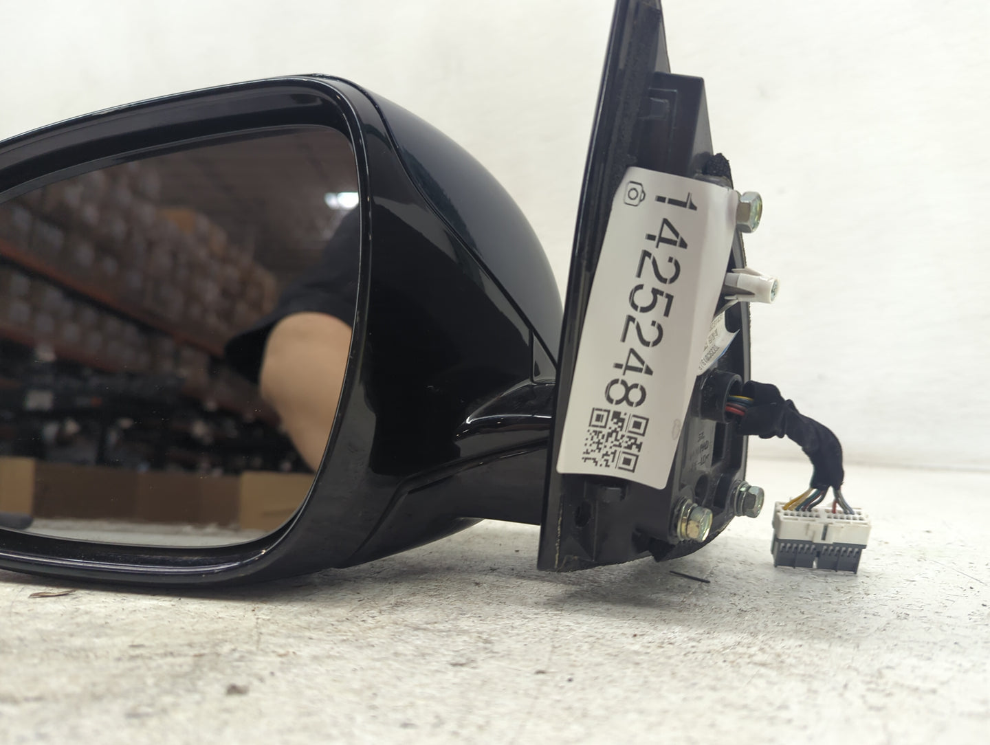 2017-2020 Kia Sorento Driver Side View Mirror - Left Door Mirror OEM Used - Oemusedautoparts1.com