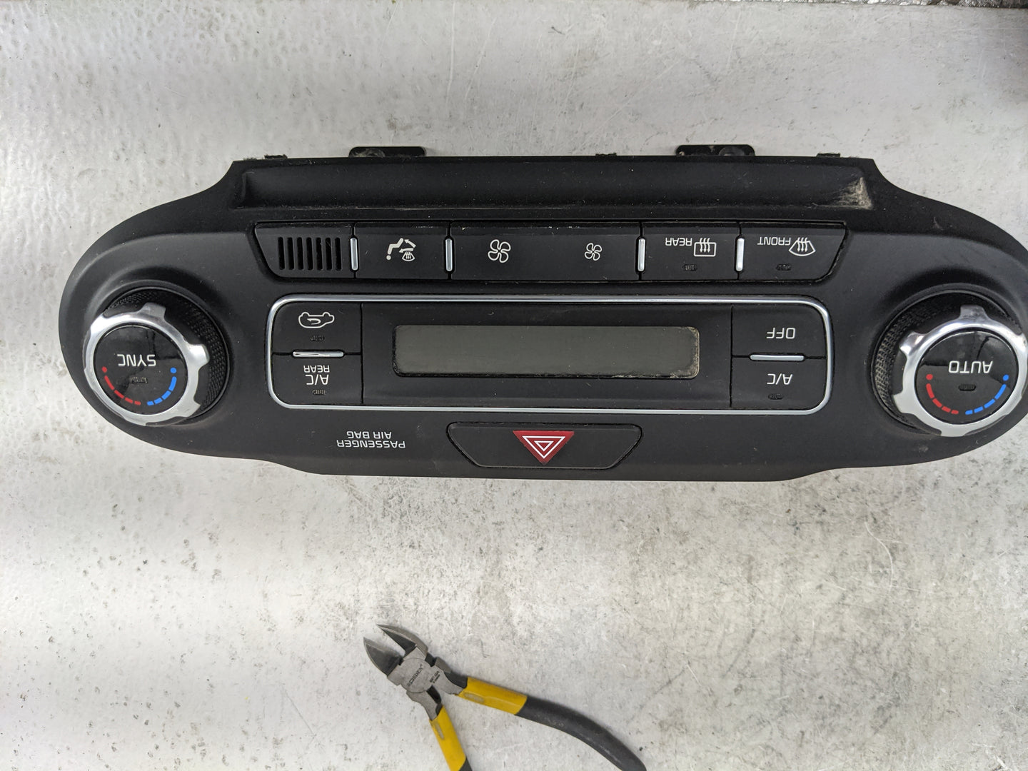 2019 Kia Sorento Climate Control Module Temperature AC/Heater Replacement P/N:97250-C6AB0 Fits OEM Used Auto Parts - Oemused