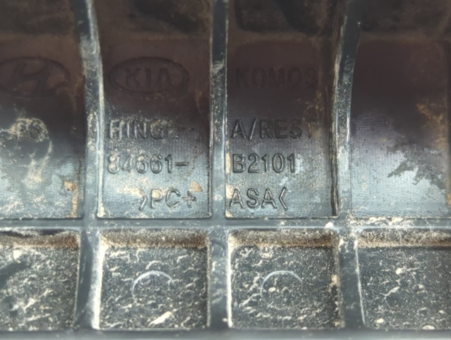 2014-2019 Kia Soul Center Console Armrest Cover Lid P/N:84661-B2101 Fits Fits 2014 2015 2016 2017 2018 2019 OEM Used Auto Pa