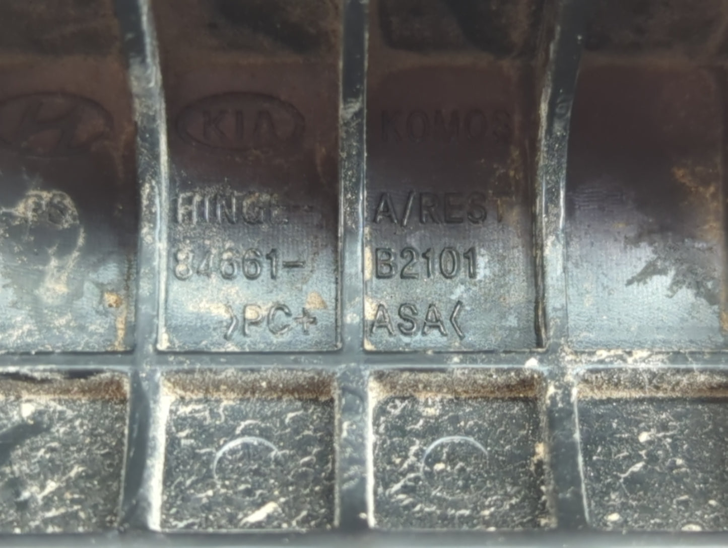 2014-2019 Kia Soul Center Console Armrest Cover Lid P/N:84661-B2101 Fits Fits 2014 2015 2016 2017 2018 2019 OEM Used Auto Pa