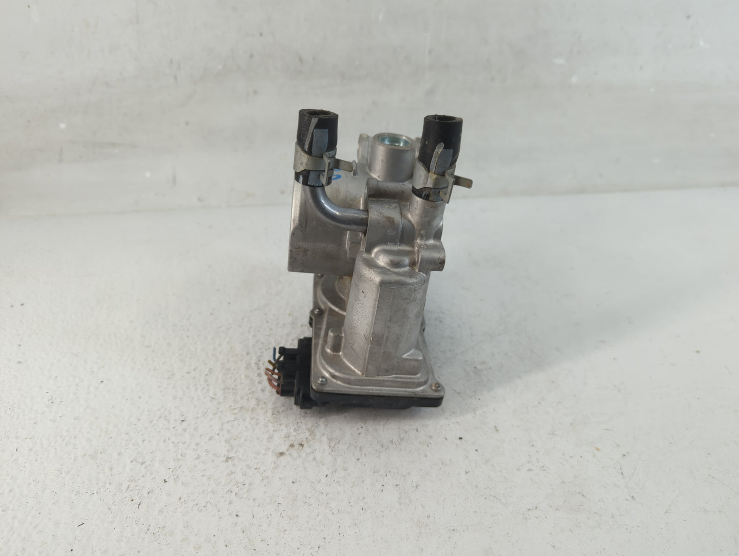 2012-2019 Kia Soul Throttle Body P/N:35100-2B300 Fits Fits 2012 2013 2014 2015 2016 2017 2018 2019 OEM Used Auto Parts - Oem