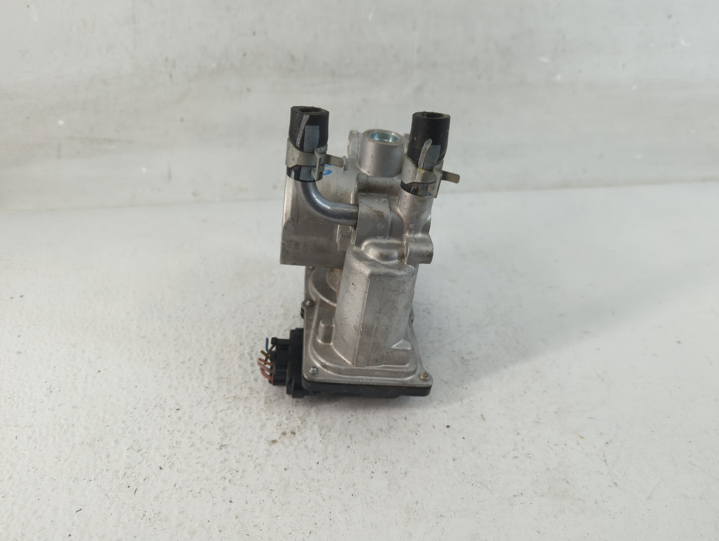 2012-2019 Kia Soul Throttle Body P/N:35100-2B300 Fits Fits 2012 2013 2014 2015 2016 2017 2018 2019 OEM Used Auto Parts - Oem