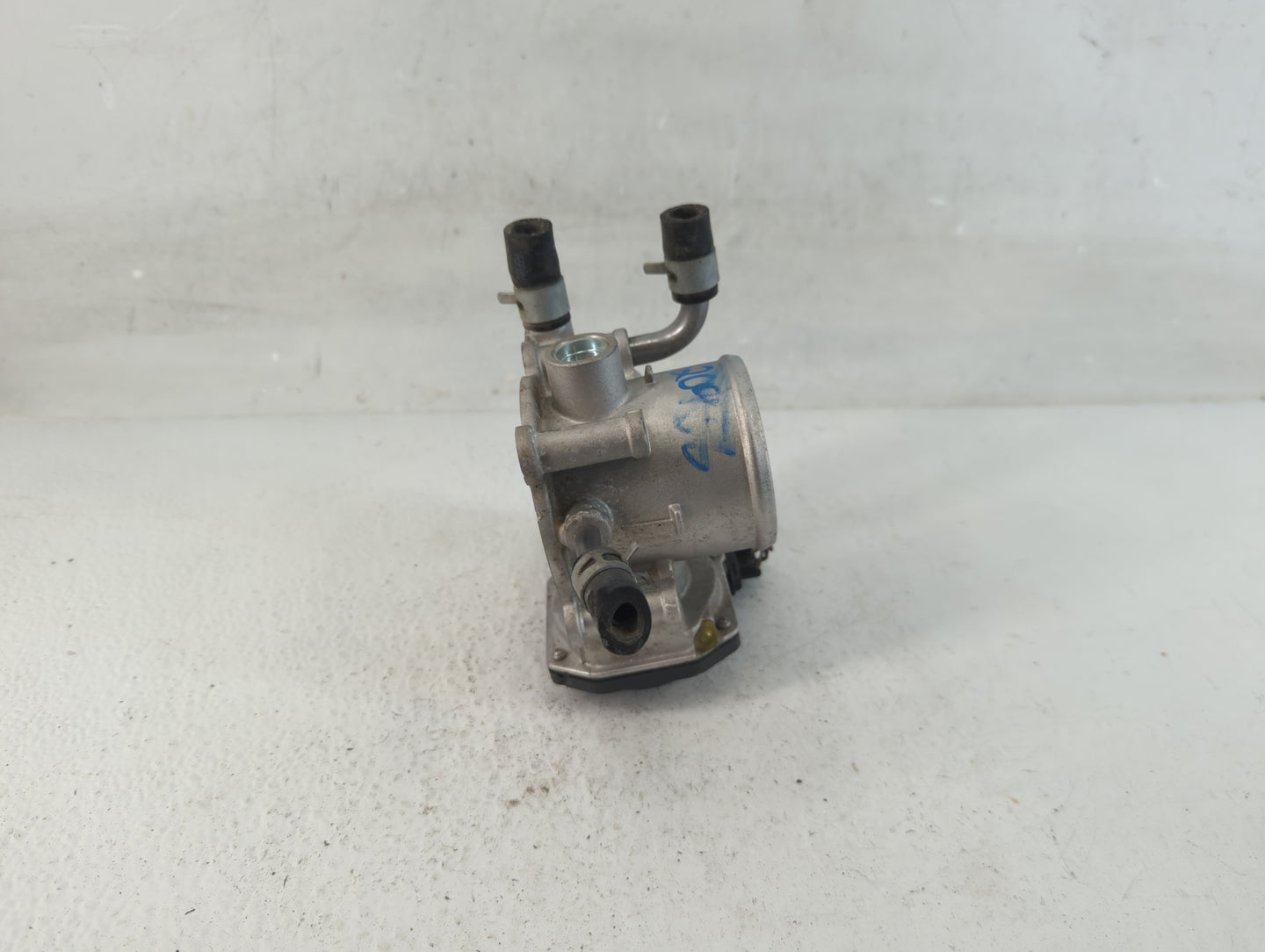 2012-2019 Kia Soul Throttle Body P/N:35100-2B300 Fits Fits 2012 2013 2014 2015 2016 2017 2018 2019 OEM Used Auto Parts - Oem