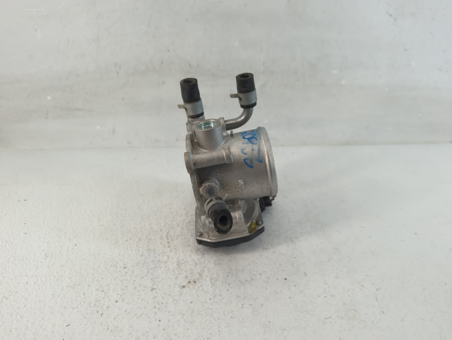 2012-2019 Kia Soul Throttle Body P/N:35100-2B300 Fits Fits 2012 2013 2014 2015 2016 2017 2018 2019 OEM Used Auto Parts - Oem