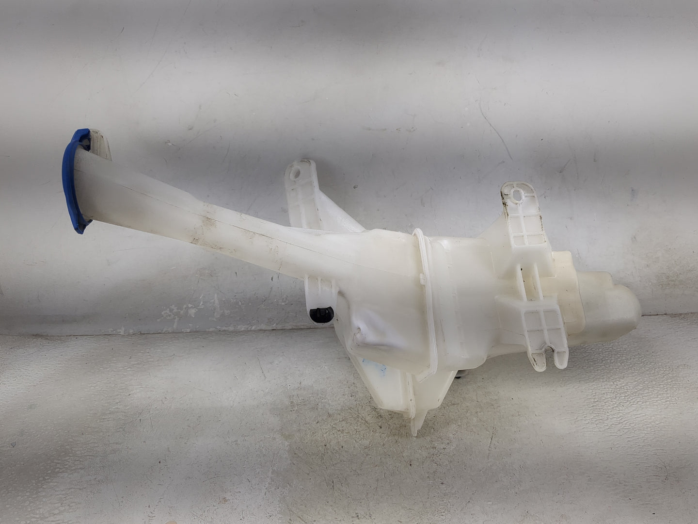 2014-2019 Kia Soul Windshield Washer Fluid Reservoir Bottle Oem 1476913 - Oemusedautoparts1.com