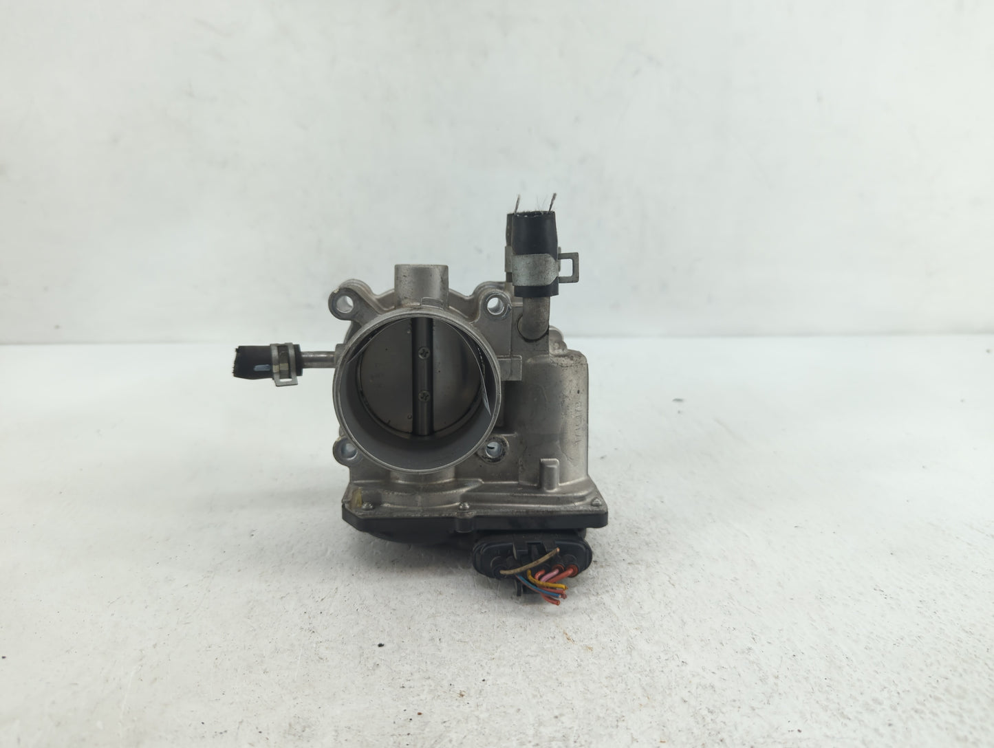 2012-2019 Kia Soul Throttle Body P/N:35100-2B300 Fits Fits 2012 2013 2014 2015 2016 2017 2018 2019 OEM Used Auto Parts - Oem