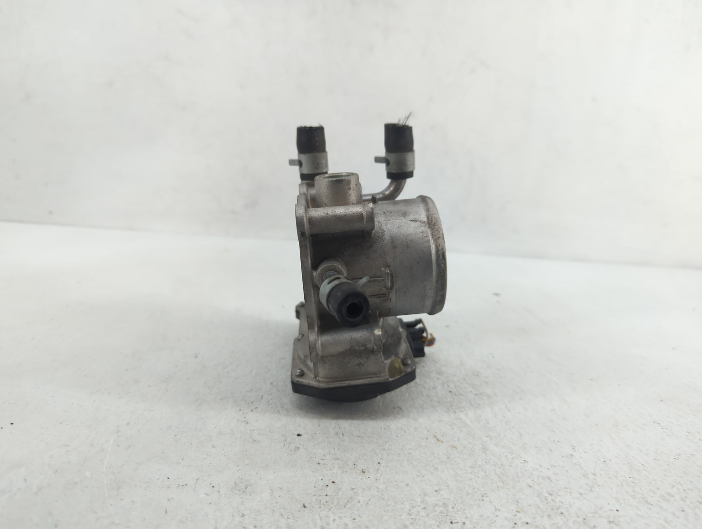 2012-2019 Kia Soul Throttle Body P/N:35100-2B300 Fits Fits 2012 2013 2014 2015 2016 2017 2018 2019 OEM Used Auto Parts - Oem