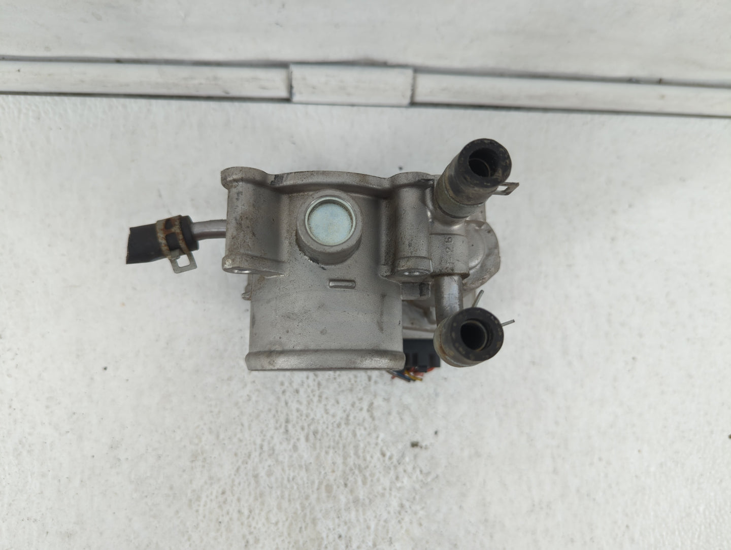 2012-2019 Kia Soul Throttle Body P/N:35100-2B300 Fits Fits 2012 2013 2014 2015 2016 2017 2018 2019 OEM Used Auto Parts - Oem
