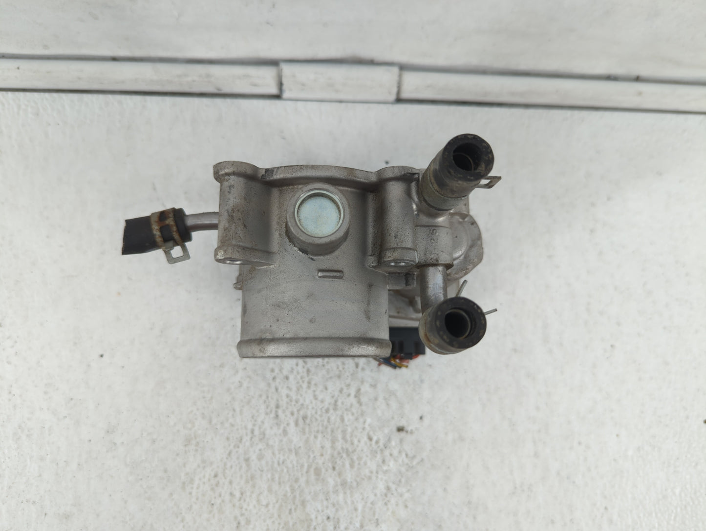 2012-2019 Kia Soul Throttle Body P/N:35100-2B300 Fits Fits 2012 2013 2014 2015 2016 2017 2018 2019 OEM Used Auto Parts - Oem