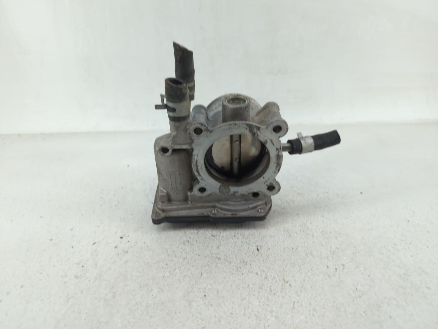 2012-2019 Kia Soul Throttle Body P/N:35100-2B300 Fits Fits 2012 2013 2014 2015 2016 2017 2018 2019 OEM Used Auto Parts - Oem