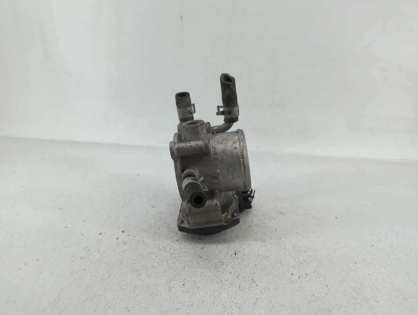 2012-2019 Kia Soul Throttle Body P/N:35100-2B300 Fits Fits 2012 2013 2014 2015 2016 2017 2018 2019 OEM Used Auto Parts - Oem