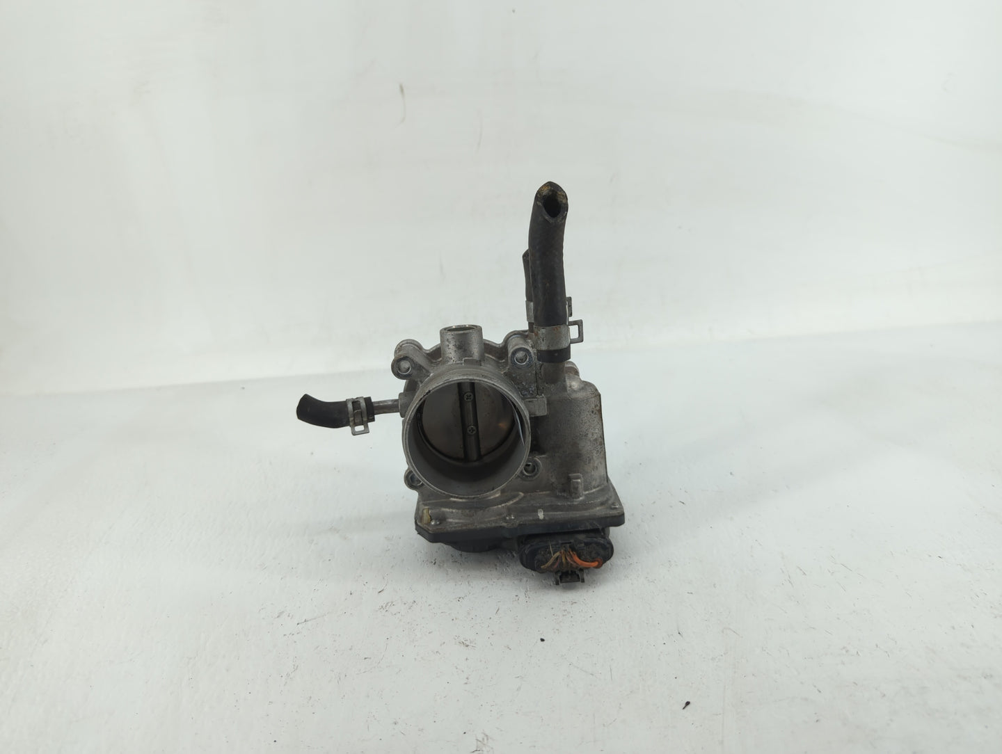 2012-2019 Kia Soul Throttle Body P/N:35100-2B300 Fits Fits 2012 2013 2014 2015 2016 2017 2018 2019 OEM Used Auto Parts - Oem