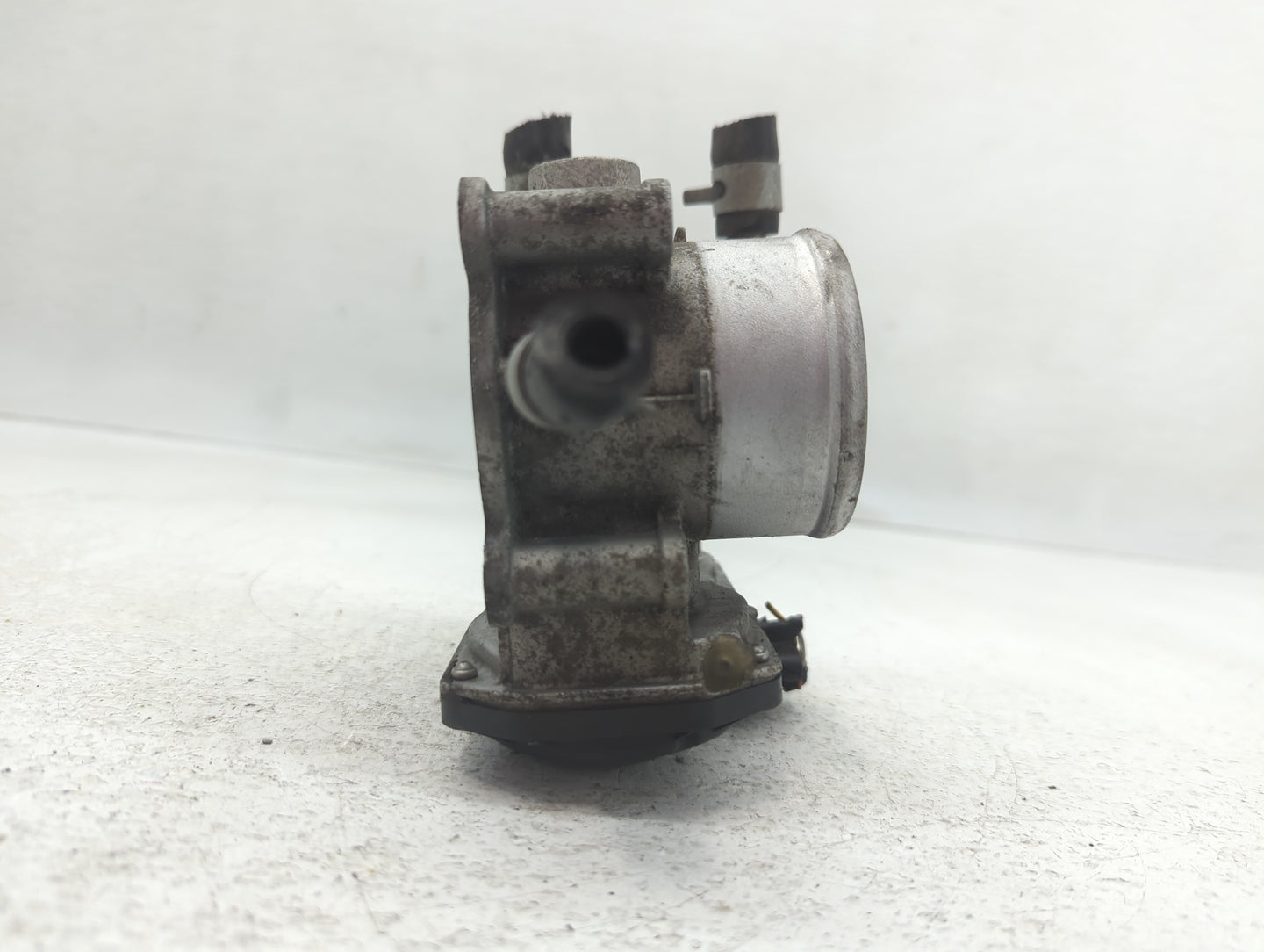 2012-2019 Kia Soul Throttle Body P/N:35100-2B300 Fits Fits 2012 2013 2014 2015 2016 2017 2018 2019 OEM Used Auto Parts - Oem
