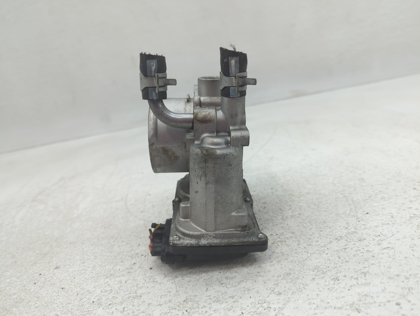 2012-2019 Kia Soul Throttle Body P/N:35100-2B300 Fits Fits 2012 2013 2014 2015 2016 2017 2018 2019 OEM Used Auto Parts - Oem